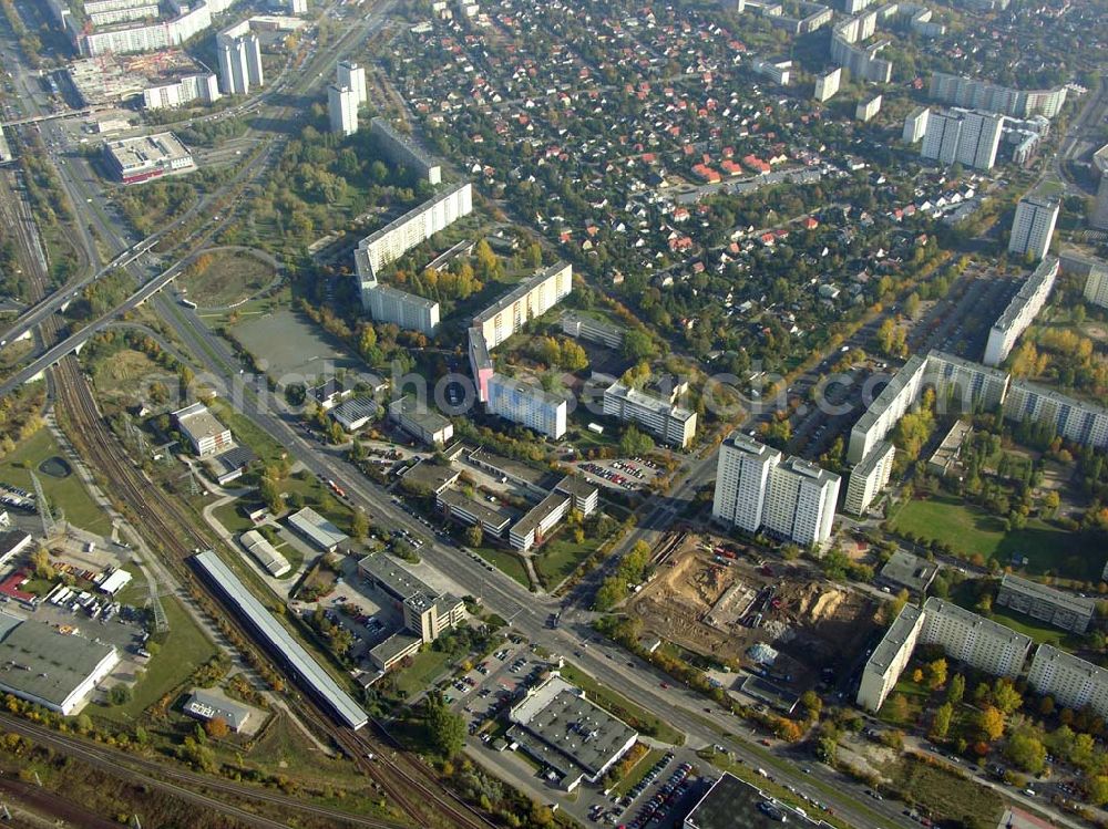 Aerial photograph Berlin - Marzahn - 20.10.2004 Blick auf den Neubau eines Geschäftshauses an der Poelchaustr./ Märkische Allee in Berlin- Marzahn. Ein Projekt der Fa. RWG I Bauschutt Recycling GmbH Mohriner Allee 119 12347 Berlin. 030 70193220