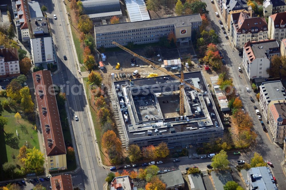 Leipzig from the bird's eye view: Construction of 3rd Primary school at Bernhard Goring Strasse in Leipzig in Saxony. Construction of the new building in the Sudvorstadt began in 2012 and will be completed at the beginning of the school year 2014-15. In addition, the old building will be renovated. The planning of the project was overseen by JSWD architects