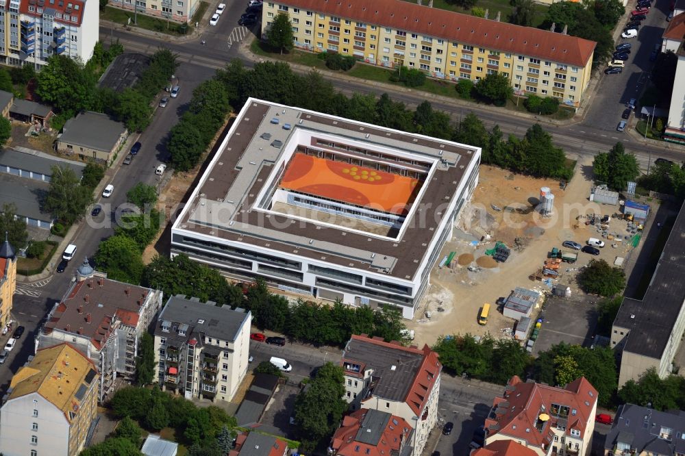 Leipzig from the bird's eye view: Construction of 3rd Primary school at Bernhard Goring Strasse in Leipzig in Saxony. Construction of the new building in the Sudvorstadt began in 2012 and will be completed at the beginning of the school year 2014-15. In addition, the old building will be renovated. The planning of the project was overseen by JSWD architects