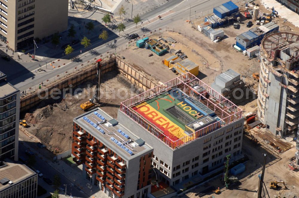 Hamburg from the bird's eye view: Blick auf den Naubau der HafenCity Schule in der neu entstehenden Hafen City Am Sandtorpark - Grasbrook auf dem Dalmannkai. Das Ensemble besteht aus einer Grundschule, einer Kindertagesstätte / Kita sowie 40 Wohnungen, auf dem Dach befindet sich ein Spielplatz / Pausenhof. Die HafenCity ist ein Hamburger Stadtteil im Bezirk Hamburg-Mitte. Der 155 Hektar große Stadtteil (mit 60 Hektar Nettobauland) soll neben Büroflächen für mehr als 40.000 Arbeitsplätze, die zu einem Teil schon fertiggestellt sind, auch Wohnraum für 12.000 Einwohner in 5.500 Wohnungen bieten und ist damit das größte laufende Vorhaben zur Stadtentwicklung von Hamburg. Allgemeine Informationen: