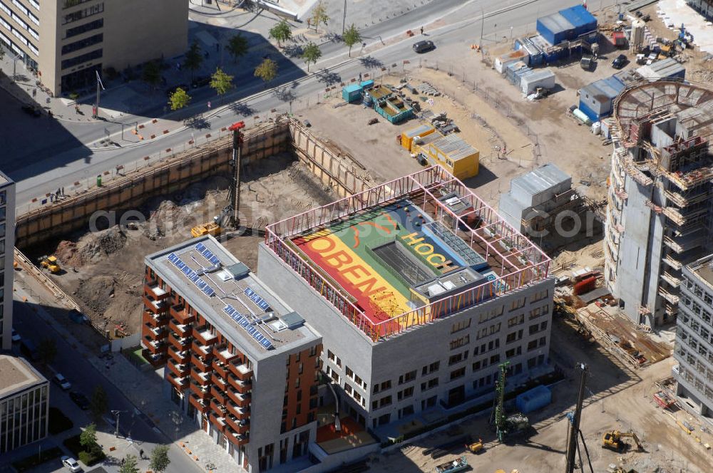 Aerial image Hamburg - Blick auf den Naubau der HafenCity Schule in der neu entstehenden Hafen City Am Sandtorpark - Grasbrook auf dem Dalmannkai. Das Ensemble besteht aus einer Grundschule, einer Kindertagesstätte / Kita sowie 40 Wohnungen, auf dem Dach befindet sich ein Spielplatz / Pausenhof. Die HafenCity ist ein Hamburger Stadtteil im Bezirk Hamburg-Mitte. Der 155 Hektar große Stadtteil (mit 60 Hektar Nettobauland) soll neben Büroflächen für mehr als 40.000 Arbeitsplätze, die zu einem Teil schon fertiggestellt sind, auch Wohnraum für 12.000 Einwohner in 5.500 Wohnungen bieten und ist damit das größte laufende Vorhaben zur Stadtentwicklung von Hamburg. Allgemeine Informationen: