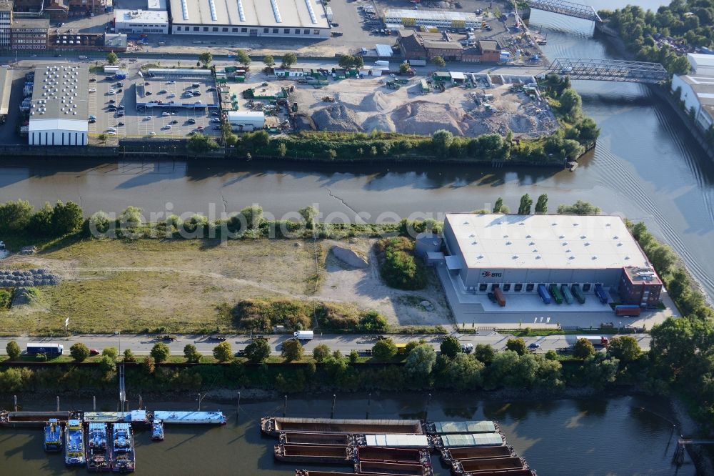 Aerial image Hamburg - New build Hall at the Peutestraße, is the seat of BTG subsidiary in Hamburg-Mitte / Veddel. A project of the Hamburg Port Authority HPA