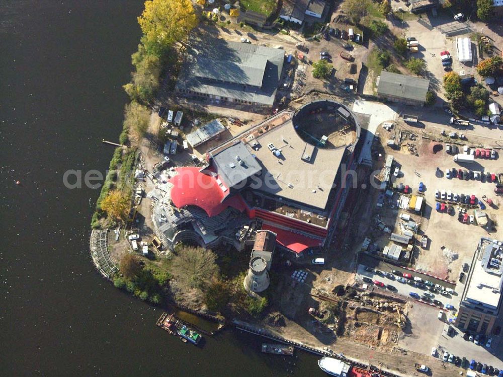 Aerial image Potsdam - Neubau des Hans Otto Theaters am Ufer des Tiefen Sees, umgeben von der historischen Landschaft der preußischen Schlösser und Gärten. Hier finden Sie den Integrierten Kulturstandort Schiffbauergasse. Die Landeshauptstadt Potsdam hat die Vision, Kunst, Kultur, Gewerbe und Tourismus gemeinsam an diesem Standort zu integrieren. Neben dem Kinder- und Jugendtheater des städtischen Hans-Otto-Theaters wird die Schiffbauergasse bereits durch die freie Kultur- und Theaterszene geprägt.