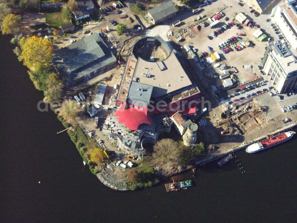 Aerial photograph Potsdam - Neubau des Hans Otto Theaters am Ufer des Tiefen Sees, umgeben von der historischen Landschaft der preußischen Schlösser und Gärten. Hier finden Sie den Integrierten Kulturstandort Schiffbauergasse. Die Landeshauptstadt Potsdam hat die Vision, Kunst, Kultur, Gewerbe und Tourismus gemeinsam an diesem Standort zu integrieren. Neben dem Kinder- und Jugendtheater des städtischen Hans-Otto-Theaters wird die Schiffbauergasse bereits durch die freie Kultur- und Theaterszene geprägt.