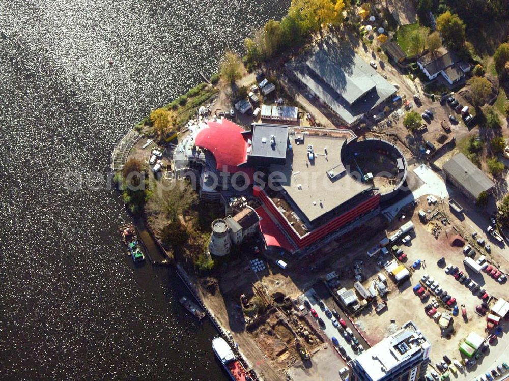 Potsdam from above - Neubau des Hans Otto Theaters am Ufer des Tiefen Sees, umgeben von der historischen Landschaft der preußischen Schlösser und Gärten. Hier finden Sie den Integrierten Kulturstandort Schiffbauergasse. Die Landeshauptstadt Potsdam hat die Vision, Kunst, Kultur, Gewerbe und Tourismus gemeinsam an diesem Standort zu integrieren. Neben dem Kinder- und Jugendtheater des städtischen Hans-Otto-Theaters wird die Schiffbauergasse bereits durch die freie Kultur- und Theaterszene geprägt.