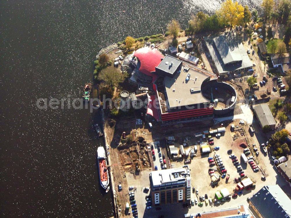 Potsdam from the bird's eye view: Neubau des Hans Otto Theaters am Ufer des Tiefen Sees, umgeben von der historischen Landschaft der preußischen Schlösser und Gärten. Hier finden Sie den Integrierten Kulturstandort Schiffbauergasse. Die Landeshauptstadt Potsdam hat die Vision, Kunst, Kultur, Gewerbe und Tourismus gemeinsam an diesem Standort zu integrieren. Neben dem Kinder- und Jugendtheater des städtischen Hans-Otto-Theaters wird die Schiffbauergasse bereits durch die freie Kultur- und Theaterszene geprägt.