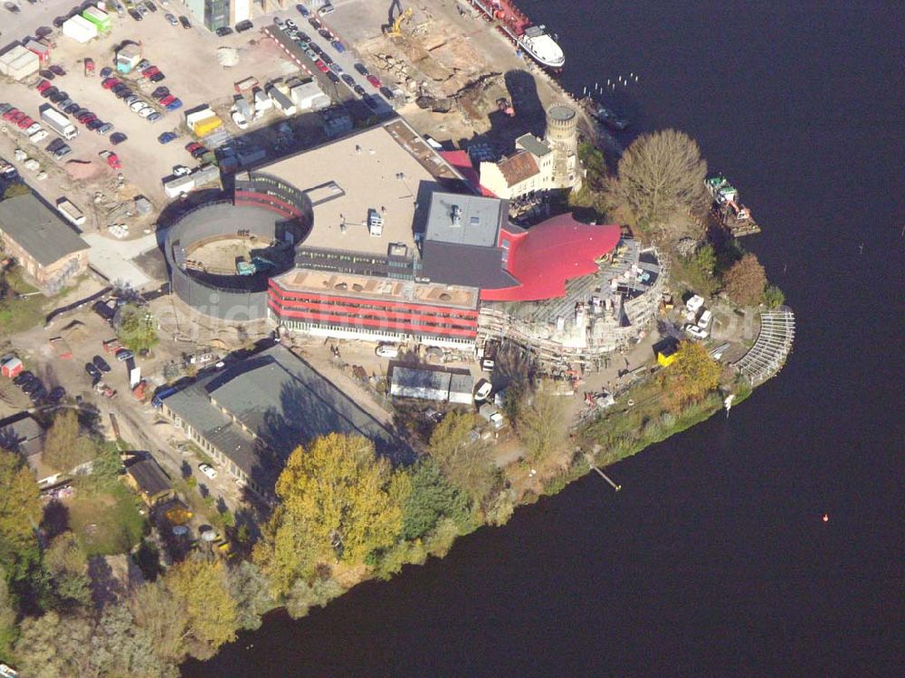 Aerial image Potsdam - Neubau des Hans Otto Theaters am Ufer des Tiefen Sees, umgeben von der historischen Landschaft der preußischen Schlösser und Gärten. Hier finden Sie den Integrierten Kulturstandort Schiffbauergasse. Die Landeshauptstadt Potsdam hat die Vision, Kunst, Kultur, Gewerbe und Tourismus gemeinsam an diesem Standort zu integrieren. Neben dem Kinder- und Jugendtheater des städtischen Hans-Otto-Theaters wird die Schiffbauergasse bereits durch die freie Kultur- und Theaterszene geprägt.