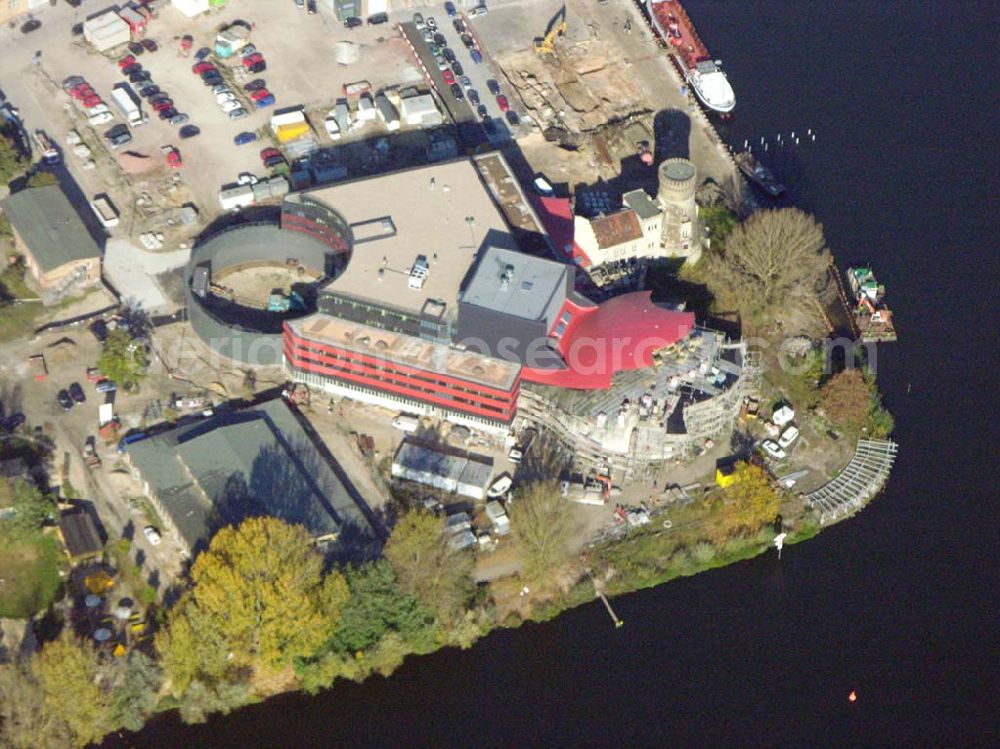 Aerial photograph Potsdam - Neubau des Hans Otto Theaters am Ufer des Tiefen Sees, umgeben von der historischen Landschaft der preußischen Schlösser und Gärten. Hier finden Sie den Integrierten Kulturstandort Schiffbauergasse. Die Landeshauptstadt Potsdam hat die Vision, Kunst, Kultur, Gewerbe und Tourismus gemeinsam an diesem Standort zu integrieren. Neben dem Kinder- und Jugendtheater des städtischen Hans-Otto-Theaters wird die Schiffbauergasse bereits durch die freie Kultur- und Theaterszene geprägt.