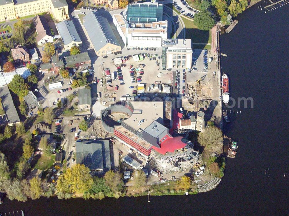 Potsdam from above - Neubau des Hans Otto Theaters am Ufer des Tiefen Sees, umgeben von der historischen Landschaft der preußischen Schlösser und Gärten. Hier finden Sie den Integrierten Kulturstandort Schiffbauergasse. Die Landeshauptstadt Potsdam hat die Vision, Kunst, Kultur, Gewerbe und Tourismus gemeinsam an diesem Standort zu integrieren. Neben dem Kinder- und Jugendtheater des städtischen Hans-Otto-Theaters wird die Schiffbauergasse bereits durch die freie Kultur- und Theaterszene geprägt.