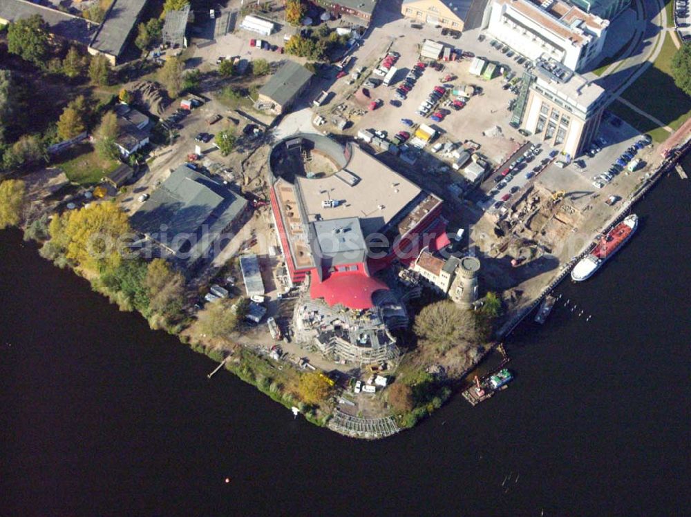 Potsdam from the bird's eye view: Neubau des Hans Otto Theaters am Ufer des Tiefen Sees, umgeben von der historischen Landschaft der preußischen Schlösser und Gärten. Hier finden Sie den Integrierten Kulturstandort Schiffbauergasse. Die Landeshauptstadt Potsdam hat die Vision, Kunst, Kultur, Gewerbe und Tourismus gemeinsam an diesem Standort zu integrieren. Neben dem Kinder- und Jugendtheater des städtischen Hans-Otto-Theaters wird die Schiffbauergasse bereits durch die freie Kultur- und Theaterszene geprägt.