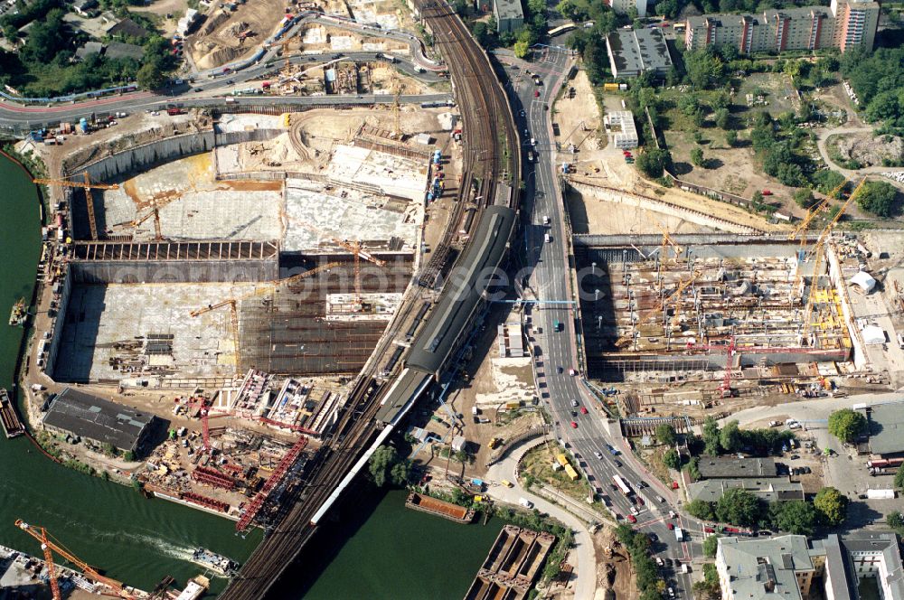 Aerial image Berlin - Construction sites for the new main station of Deutsche Bahn at Europaplatz and Spreebogen in the Moabit district of Berlin, Germany