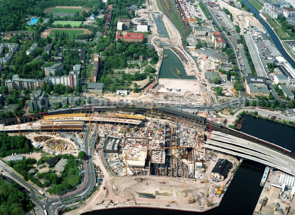 Berlin from above - Construction sites for the new main station of Deutsche Bahn at Europaplatz and Spreebogen in the Moabit district of Berlin, Germany