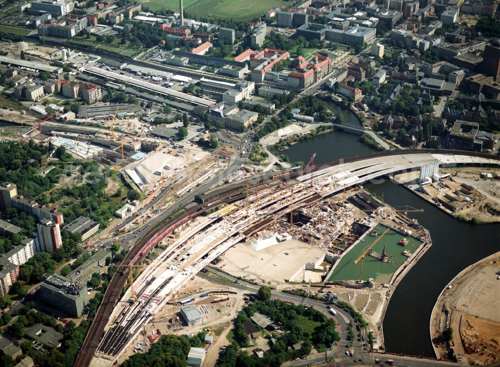 Berlin from the bird's eye view: Construction sites for the new main station of Deutsche Bahn at Europaplatz and Spreebogen in the Moabit district of Berlin, Germany