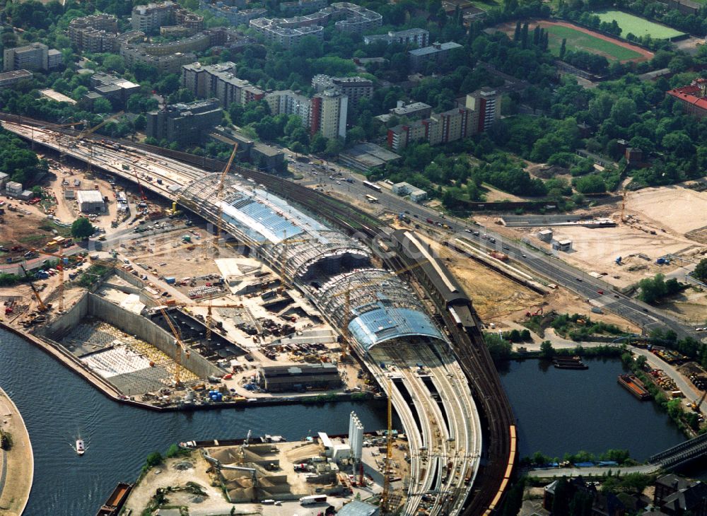 Berlin from above - Construction sites for the new main station of Deutsche Bahn at Europaplatz and Spreebogen in the Moabit district of Berlin, Germany