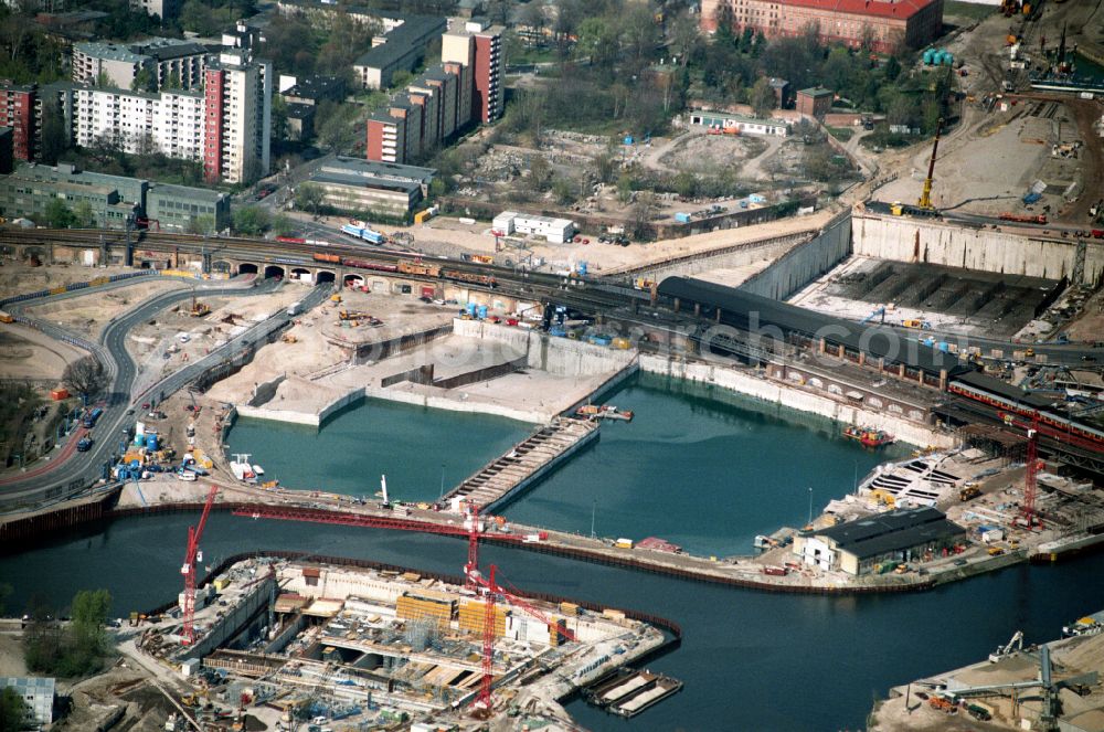 Aerial image Berlin - Construction sites for the new main station of Deutsche Bahn at Europaplatz and Spreebogen in the Moabit district of Berlin, Germany