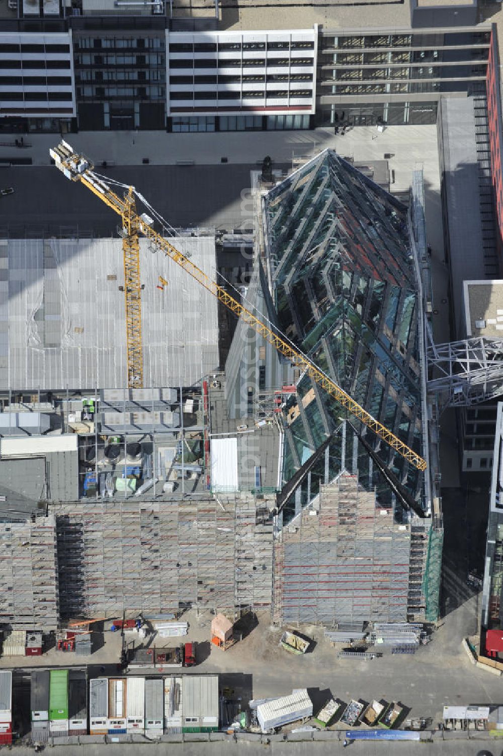 Aerial photograph LEIPZIG - Neubau des Hauptgebäudes der UNI Leipzig, 4.BA am Hochhaus des MDR am Augustusplatz in 04275 Leipzig. Es entsteht ein Neubau der Aula als multifunktionales und repräsentatives Herzstück im entstehnden Campus der Universität Leipzig am Augustusplatz. Construction of the main building of the University of Leipzig.