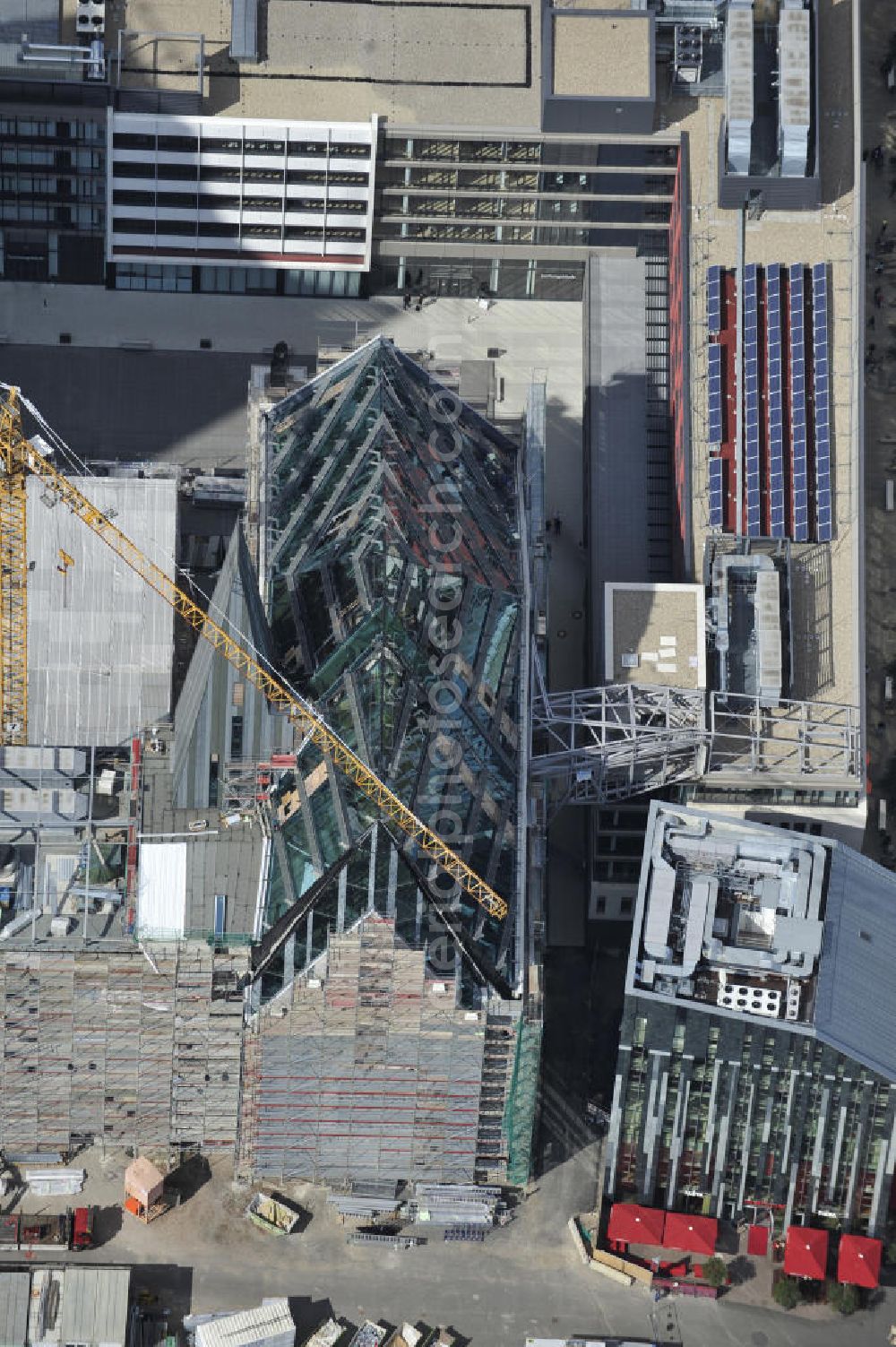 LEIPZIG from above - Neubau des Hauptgebäudes der UNI Leipzig, 4.BA am Hochhaus des MDR am Augustusplatz in 04275 Leipzig. Es entsteht ein Neubau der Aula als multifunktionales und repräsentatives Herzstück im entstehnden Campus der Universität Leipzig am Augustusplatz. Construction of the main building of the University of Leipzig.