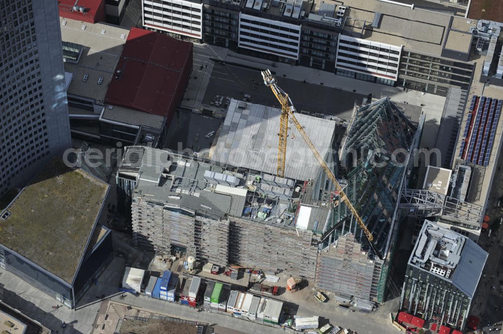 LEIPZIG from the bird's eye view: Neubau des Hauptgebäudes der UNI Leipzig, 4.BA am Hochhaus des MDR am Augustusplatz in 04275 Leipzig. Es entsteht ein Neubau der Aula als multifunktionales und repräsentatives Herzstück im entstehnden Campus der Universität Leipzig am Augustusplatz. Construction of the main building of the University of Leipzig.