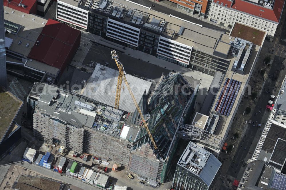 Aerial photograph LEIPZIG - Neubau des Hauptgebäudes der UNI Leipzig, 4.BA am Hochhaus des MDR am Augustusplatz in 04275 Leipzig. Es entsteht ein Neubau der Aula als multifunktionales und repräsentatives Herzstück im entstehnden Campus der Universität Leipzig am Augustusplatz. Construction of the main building of the University of Leipzig.