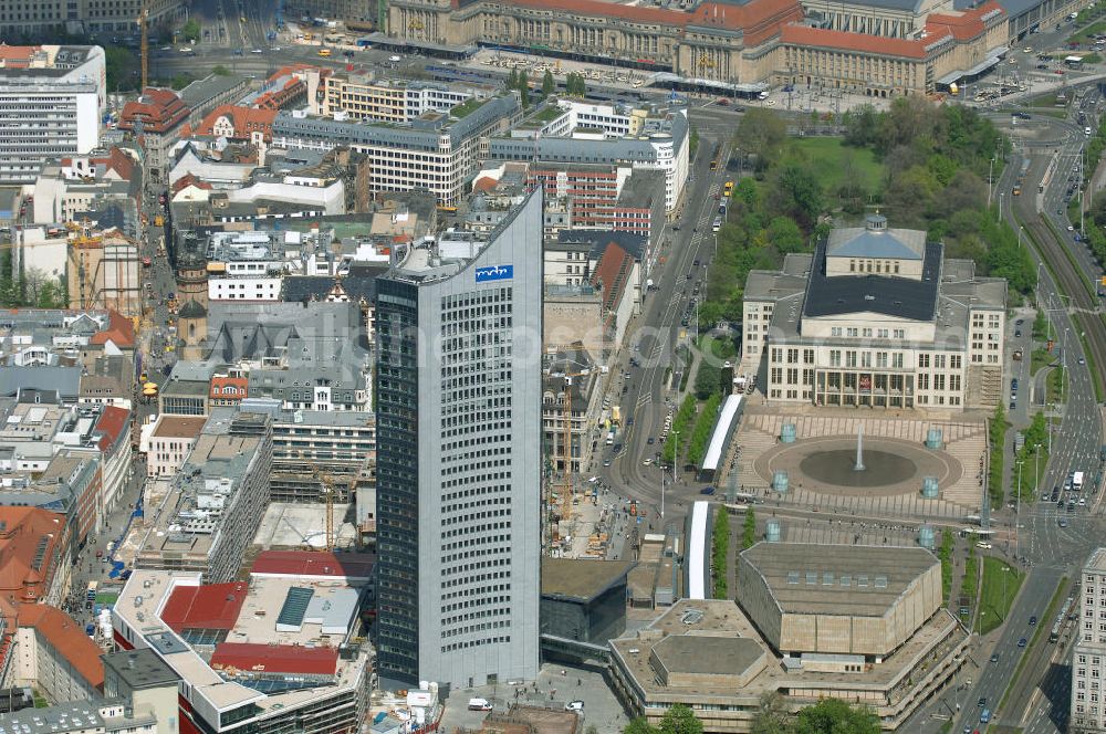 LEIPZIG from above - Neubau des Hauptgebäudes der UNI Leipzig, 4.BA am Hochhaus des MDR am Augustusplatz in 04275 Leipzig. Es entsteht ein Neubau der Aula als multifunktionales und repräsentatives Herzstück im entstehnden Campus der Universität Leipzig am Augustusplatz durch ein 8-geschossiges Gebäude mit einer Grundfläche von ca. 4.300m². BATEG Ingenieurbau