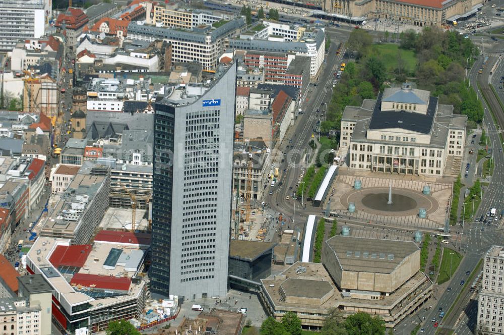 LEIPZIG from the bird's eye view: Neubau des Hauptgebäudes der UNI Leipzig, 4.BA am Hochhaus des MDR am Augustusplatz in 04275 Leipzig. Es entsteht ein Neubau der Aula als multifunktionales und repräsentatives Herzstück im entstehnden Campus der Universität Leipzig am Augustusplatz durch ein 8-geschossiges Gebäude mit einer Grundfläche von ca. 4.300m². BATEG Ingenieurbau