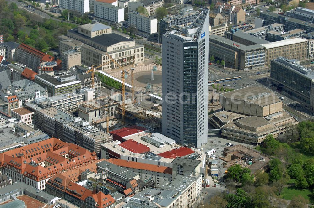 LEIPZIG from above - Neubau des Hauptgebäudes der UNI Leipzig, 4.BA am Hochhaus des MDR am Augustusplatz in 04275 Leipzig. Es entsteht ein Neubau der Aula als multifunktionales und repräsentatives Herzstück im entstehnden Campus der Universität Leipzig am Augustusplatz durch ein 8-geschossiges Gebäude mit einer Grundfläche von ca. 4.300m². BATEG Ingenieurbau