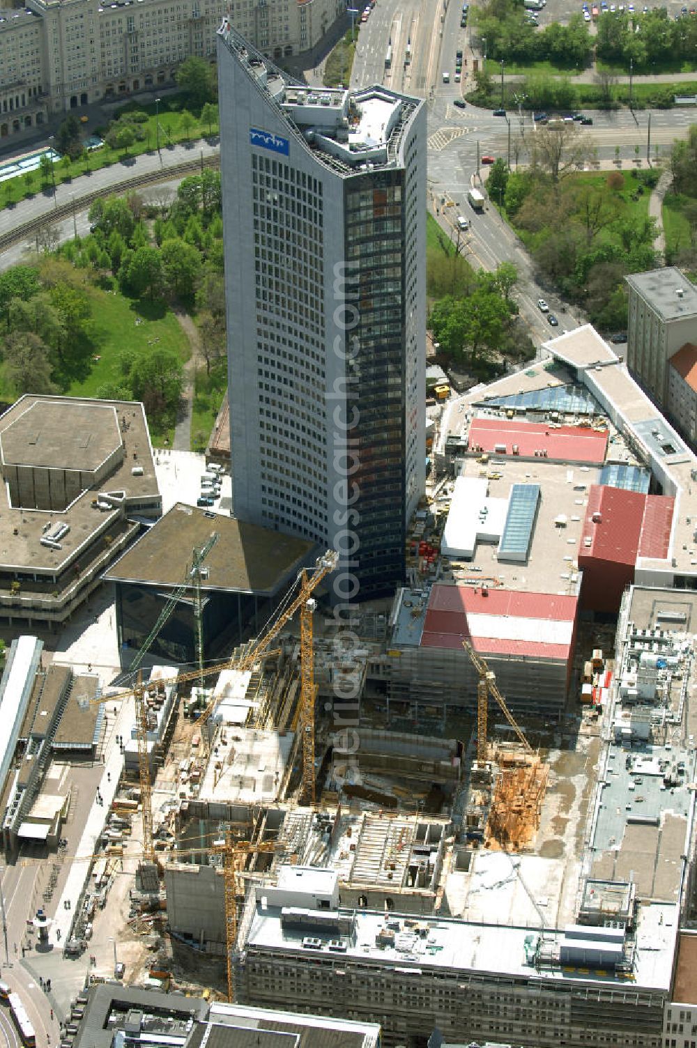 Aerial photograph LEIPZIG - Neubau des Hauptgebäudes der UNI Leipzig, 4.BA am Hochhaus des MDR am Augustusplatz in 04275 Leipzig. Es entsteht ein Neubau der Aula als multifunktionales und repräsentatives Herzstück im entstehnden Campus der Universität Leipzig am Augustusplatz durch ein 8-geschossiges Gebäude mit einer Grundfläche von ca. 4.300m². BATEG Ingenieurbau