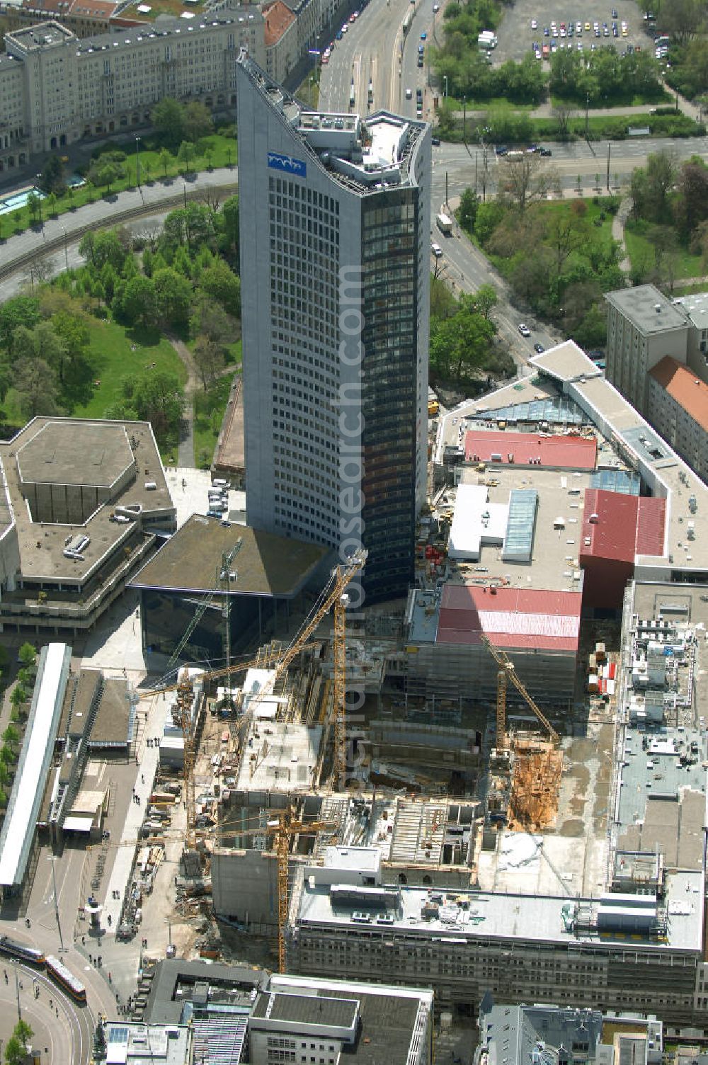 LEIPZIG from above - Neubau des Hauptgebäudes der UNI Leipzig, 4.BA am Hochhaus des MDR am Augustusplatz in 04275 Leipzig. Es entsteht ein Neubau der Aula als multifunktionales und repräsentatives Herzstück im entstehnden Campus der Universität Leipzig am Augustusplatz durch ein 8-geschossiges Gebäude mit einer Grundfläche von ca. 4.300m². BATEG Ingenieurbau