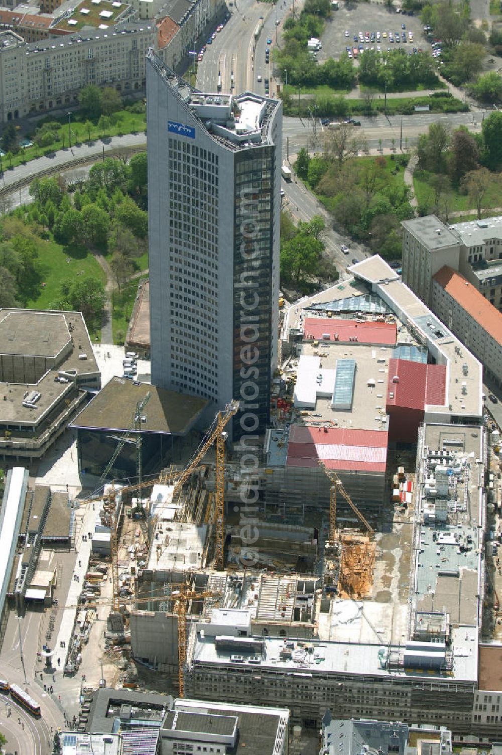 LEIPZIG from the bird's eye view: Neubau des Hauptgebäudes der UNI Leipzig, 4.BA am Hochhaus des MDR am Augustusplatz in 04275 Leipzig. Es entsteht ein Neubau der Aula als multifunktionales und repräsentatives Herzstück im entstehnden Campus der Universität Leipzig am Augustusplatz durch ein 8-geschossiges Gebäude mit einer Grundfläche von ca. 4.300m². BATEG Ingenieurbau