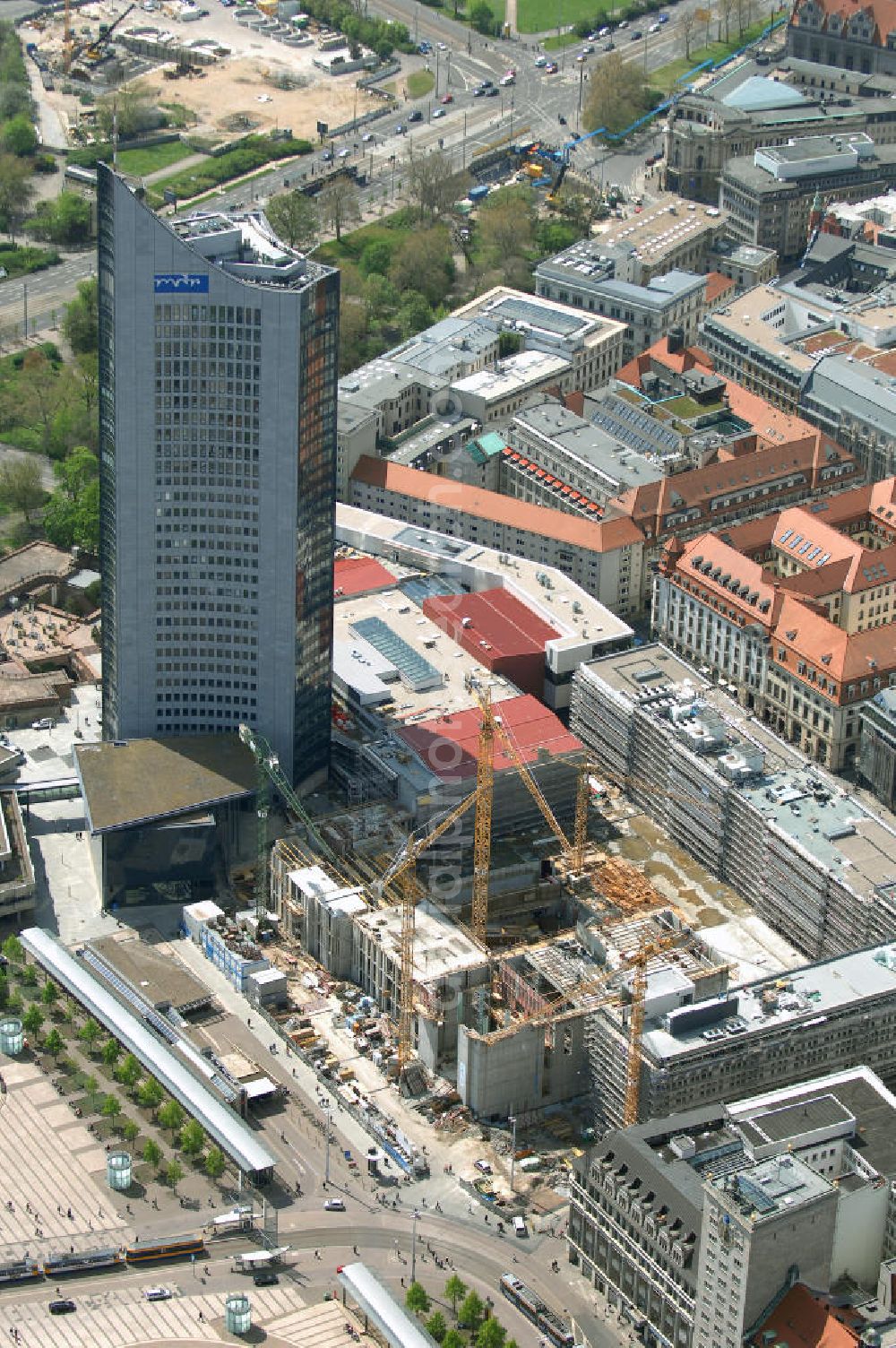 Aerial image LEIPZIG - Neubau des Hauptgebäudes der UNI Leipzig, 4.BA am Hochhaus des MDR am Augustusplatz in 04275 Leipzig. Es entsteht ein Neubau der Aula als multifunktionales und repräsentatives Herzstück im entstehnden Campus der Universität Leipzig am Augustusplatz durch ein 8-geschossiges Gebäude mit einer Grundfläche von ca. 4.300m². BATEG Ingenieurbau