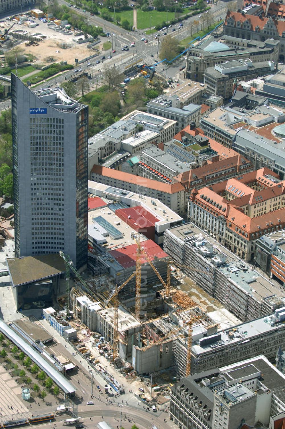 Aerial photograph LEIPZIG - Neubau des Hauptgebäudes der UNI Leipzig, 4.BA am Hochhaus des MDR am Augustusplatz in 04275 Leipzig. Es entsteht ein Neubau der Aula als multifunktionales und repräsentatives Herzstück im entstehnden Campus der Universität Leipzig am Augustusplatz durch ein 8-geschossiges Gebäude mit einer Grundfläche von ca. 4.300m². BATEG Ingenieurbau