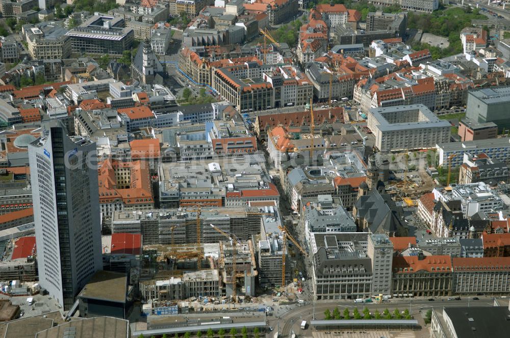 LEIPZIG from above - Neubau des Hauptgebäudes der UNI Leipzig, 4.BA am Hochhaus des MDR am Augustusplatz in 04275 Leipzig. Es entsteht ein Neubau der Aula als multifunktionales und repräsentatives Herzstück im entstehnden Campus der Universität Leipzig am Augustusplatz durch ein 8-geschossiges Gebäude mit einer Grundfläche von ca. 4.300m². BATEG Ingenieurbau