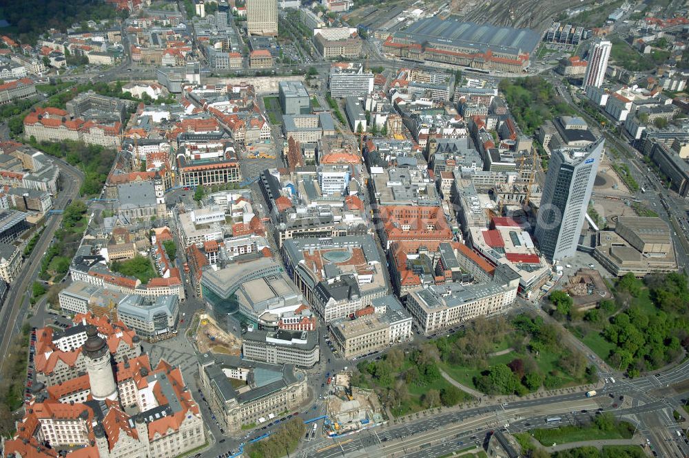 Aerial photograph LEIPZIG - Neubau des Hauptgebäudes der UNI Leipzig, 4.BA am Hochhaus des MDR am Augustusplatz in 04275 Leipzig. Es entsteht ein Neubau der Aula als multifunktionales und repräsentatives Herzstück im entstehnden Campus der Universität Leipzig am Augustusplatz durch ein 8-geschossiges Gebäude mit einer Grundfläche von ca. 4.300m². BATEG Ingenieurbau