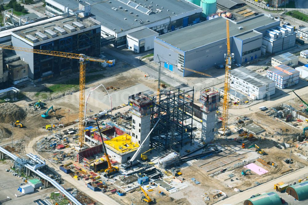 Berlin from the bird's eye view: Power plants and exhaust towers of thermal power station - Kraft-Waerme-Kopplungsanlage on Rhinstrasse in the district Marzahn in Berlin, Germany