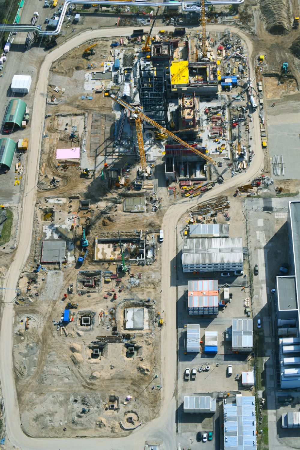 Aerial photograph Berlin - Power plants and exhaust towers of thermal power station - Kraft-Waerme-Kopplungsanlage on Rhinstrasse in the district Marzahn in Berlin, Germany