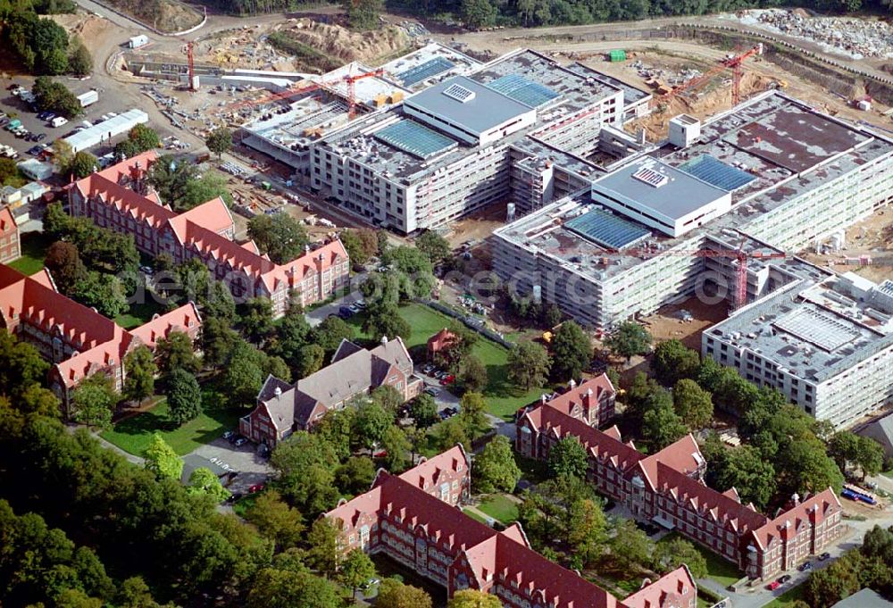 Berlin (Buch) from above - Blick auf den Neubau des HELIOS Klinikum in Berlin-Buch. HELIOS Klinikum Berlin-Buch,Wiltbergstraße 50,13125 Berlin Telefon: (0 30) 94 01-0 postmaster@berlin.helios-kliniken.de Verwaltungsleiter: Jörg ReschkeEmail: jreschke@berlin.helios-kliniken.de, Architekt: Michael Keitel. Hermann Müller ,Marketing/PR,Wiltbergstraße 50,13125 Berlin,Telefon: +49 30 94 01-20 84,Telefax: +49 30 94 01-32 08,E-Mail: hemueller@berlin.helios-kliniken.de