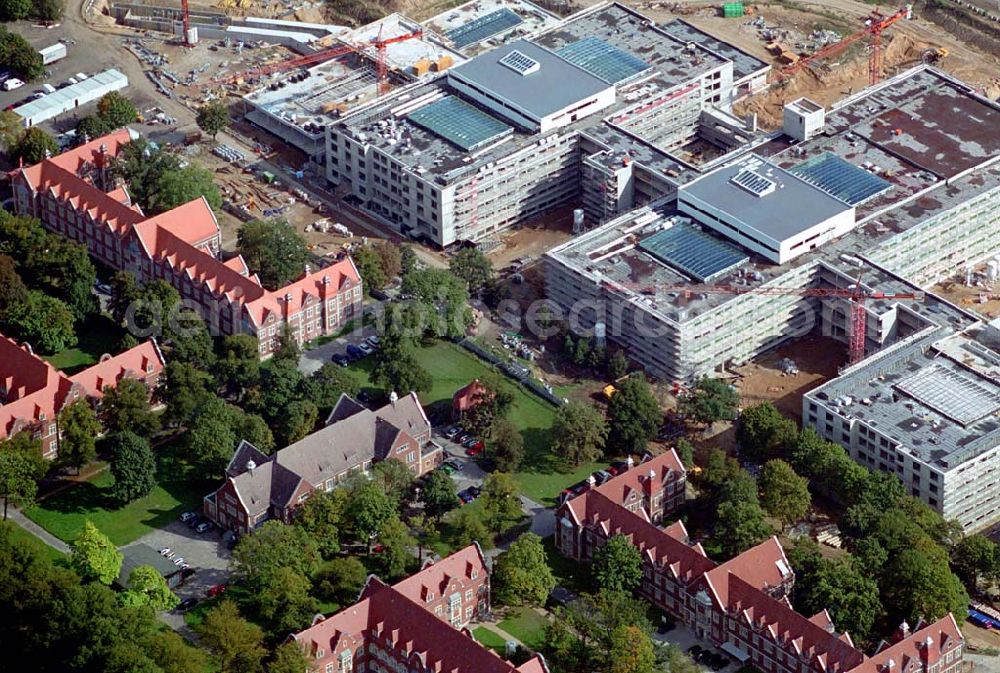 Berlin (Buch) from the bird's eye view: Blick auf den Neubau des HELIOS Klinikum in Berlin-Buch. HELIOS Klinikum Berlin-Buch,Wiltbergstraße 50,13125 Berlin Telefon: (0 30) 94 01-0 postmaster@berlin.helios-kliniken.de Verwaltungsleiter: Jörg ReschkeEmail: jreschke@berlin.helios-kliniken.de, Architekt: Michael Keitel. Hermann Müller ,Marketing/PR,Wiltbergstraße 50,13125 Berlin,Telefon: +49 30 94 01-20 84,Telefax: +49 30 94 01-32 08,E-Mail: hemueller@berlin.helios-kliniken.de