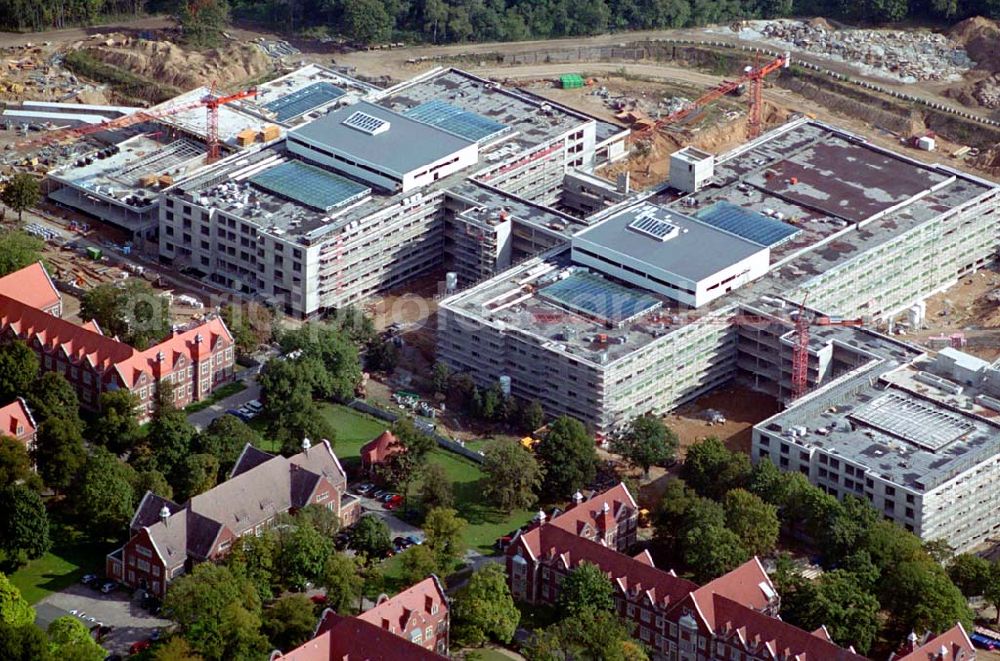 Aerial image Berlin (Buch) - Blick auf den Neubau des HELIOS Klinikum in Berlin-Buch. HELIOS Klinikum Berlin-Buch,Wiltbergstraße 50,13125 Berlin Telefon: (0 30) 94 01-0 postmaster@berlin.helios-kliniken.de Verwaltungsleiter: Jörg ReschkeEmail: jreschke@berlin.helios-kliniken.de, Architekt: Michael Keitel. Hermann Müller ,Marketing/PR,Wiltbergstraße 50,13125 Berlin,Telefon: +49 30 94 01-20 84,Telefax: +49 30 94 01-32 08,E-Mail: hemueller@berlin.helios-kliniken.de