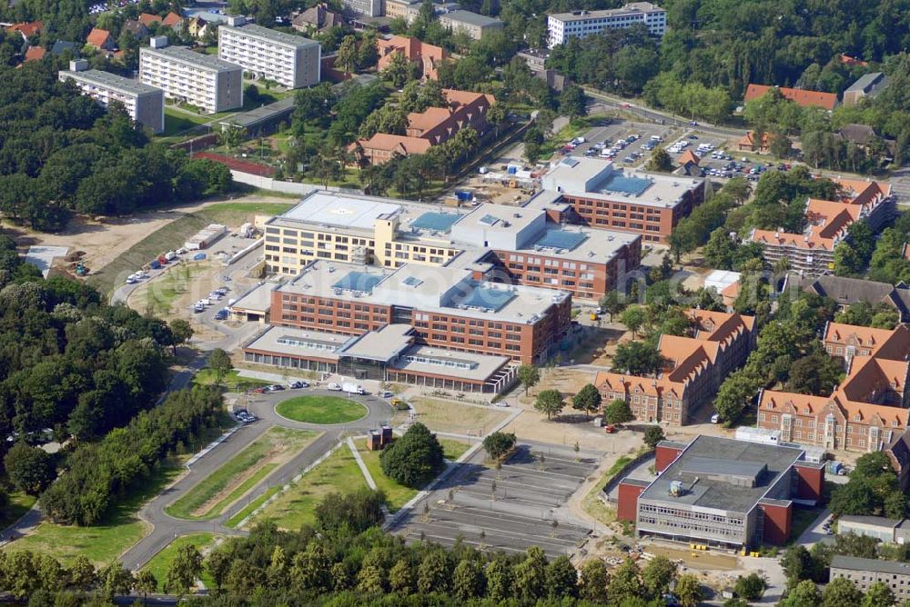 Aerial image Berlin - . Mit dem 200 Millionen Euro teuren Klinikum, das Helios ohne öffentliche Fördermittel errichtet hatte, ist ein modernes Krankenhaus entstanden. Es verfügt über ein Operationszentrum mit 18 Sälen, eine Intensivstation mit 38 Betten, eine Intermedia Care, eine Rettungsstelle und einen Hubschrauberlandeplatz.