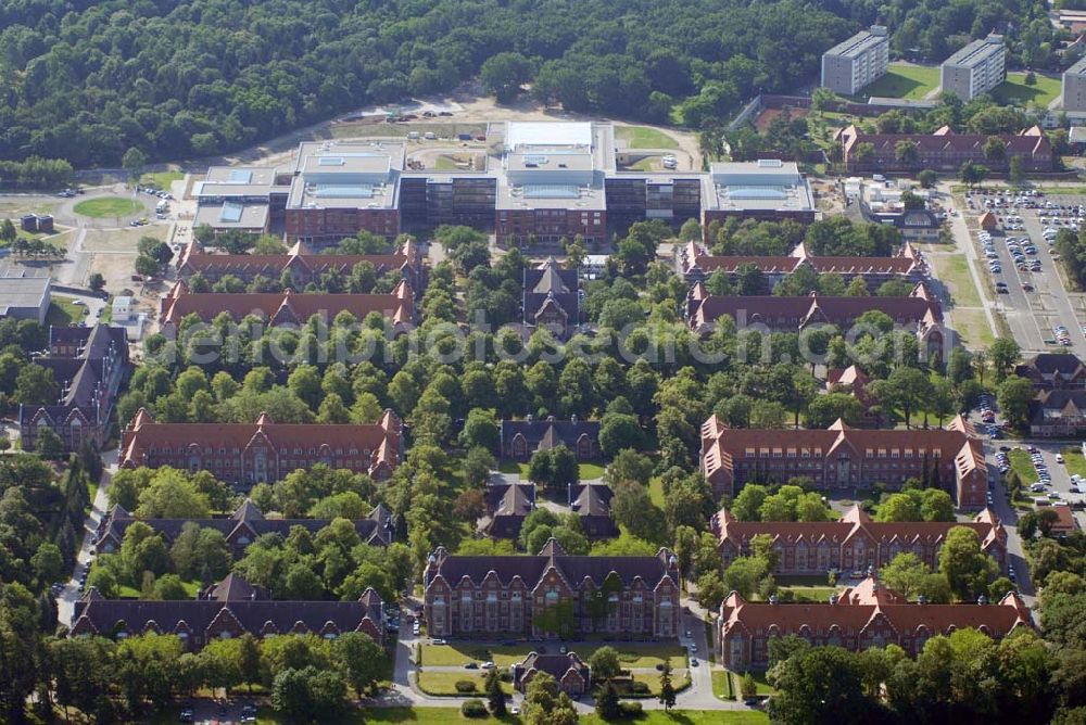 Berlin from the bird's eye view: . Mit dem 200 Millionen Euro teuren Klinikum, das Helios ohne öffentliche Fördermittel errichtet hatte, ist ein modernes Krankenhaus entstanden. Es verfügt über ein Operationszentrum mit 18 Sälen, eine Intensivstation mit 38 Betten, eine Intermedia Care, eine Rettungsstelle und einen Hubschrauberlandeplatz.