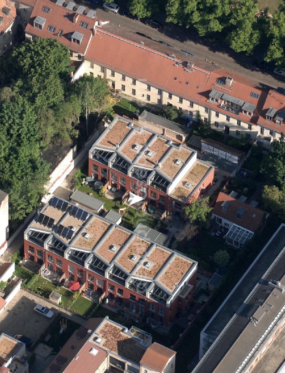 Potsdam from above - Neubau-Reihenhäuser an der Gutenbergstraße, welche im Zuge der Sanierung der historischen Mitte Potsdams errichtet wurden. Die Neubauten sind Teil des Projektes Quartier im Zentrum. Newly constructed townhouses in the historically rehabilitated centre of Potsdam at Gutenbergstrasse.