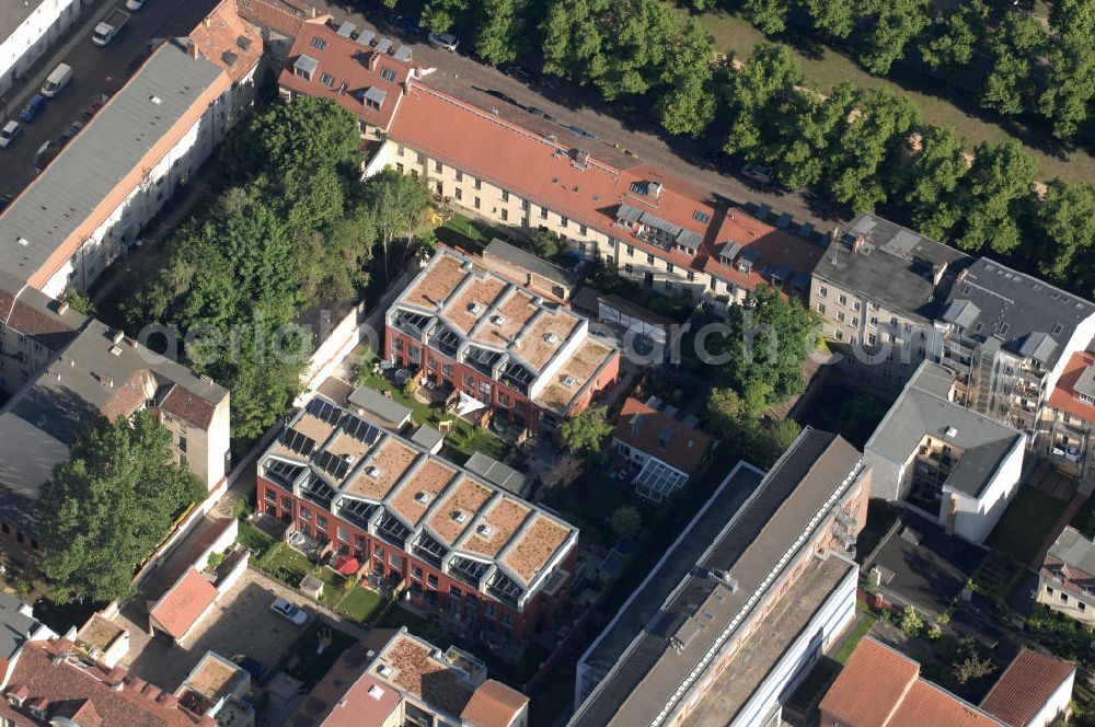 Potsdam from the bird's eye view: Neubau-Reihenhäuser an der Gutenbergstraße, welche im Zuge der Sanierung der historischen Mitte Potsdams errichtet wurden. Die Neubauten sind Teil des Projektes Quartier im Zentrum. Newly constructed townhouses in the historically rehabilitated centre of Potsdam at Gutenbergstrasse.