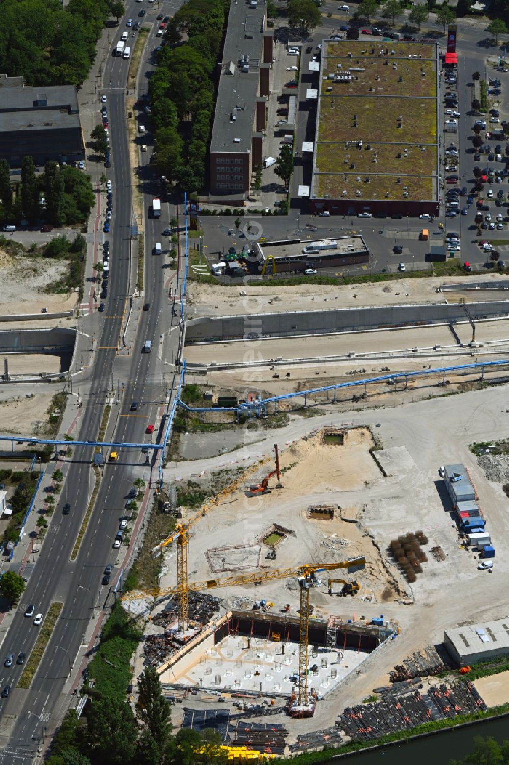 Aerial photograph Berlin - New construction high-rise construction site the hotel complex Estrel Tower on street Sonnenallee in the district Neukoelln in Berlin, Germany