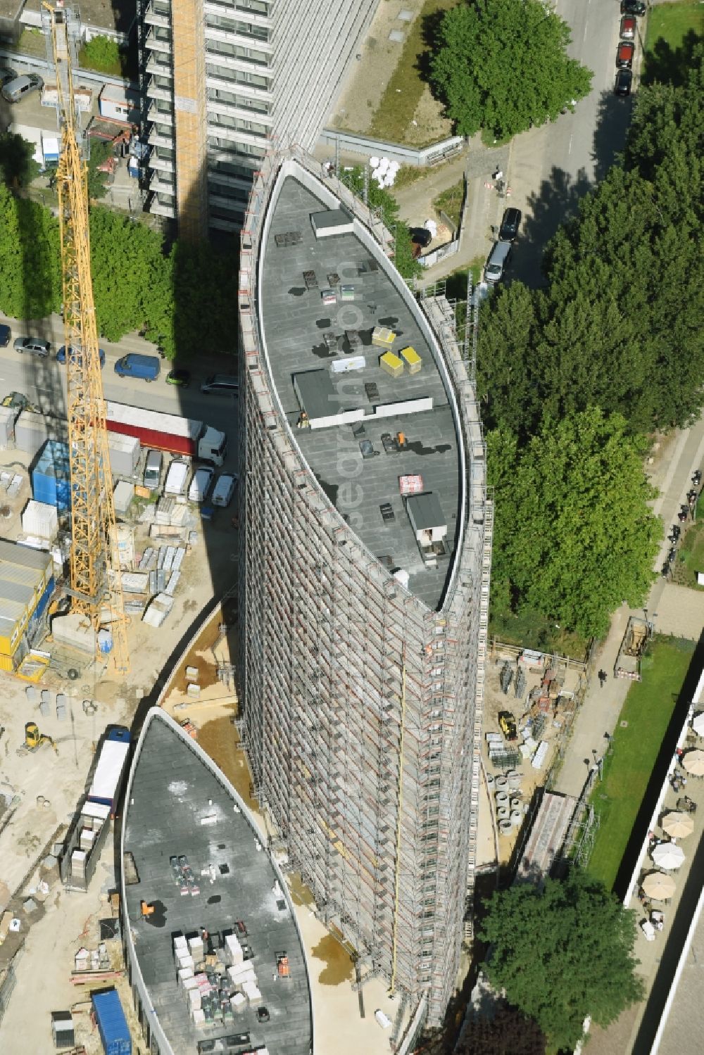 Hamburg from the bird's eye view: Construction site of the hotel tower Holiday Inn in the business quarter City Nord in Hamburg