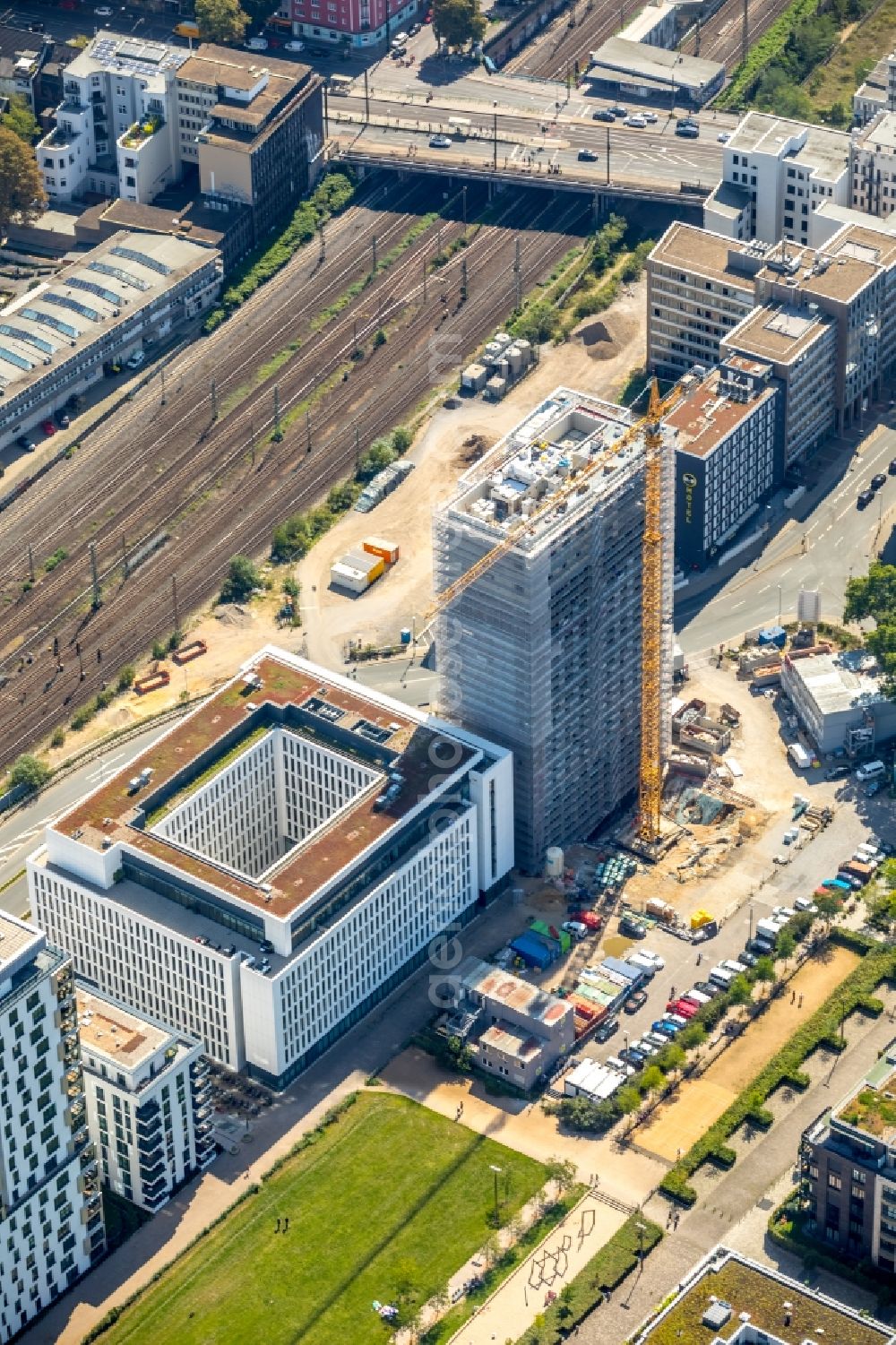 Aerial photograph Düsseldorf - New construction high-rise construction site the hotel complex eines 25hours Hotels of 25hours Hotel Company GmbH in Duesseldorf in the state North Rhine-Westphalia, Germany