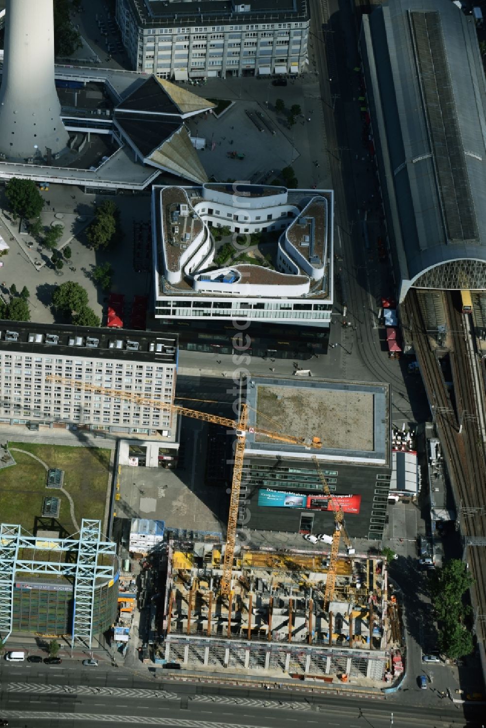 Berlin from the bird's eye view: New construction high-rise construction site the hotel complex Motel-One-Hotel on Grunerstrasse - Rathausstrasse in the district Mitte in Berlin, Germany