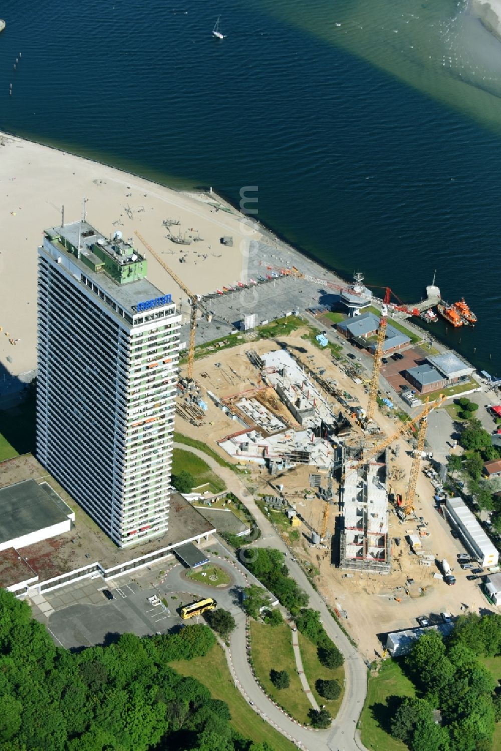 Lübeck from the bird's eye view: New construction high-rise construction site the hotel complex a-ja Resort Travemuende in the district Travemuende in Luebeck in the state Schleswig-Holstein, Germany