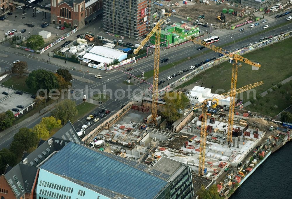 Berlin from above - New construction high-rise construction site the hotel complex der JUWI 3 Immobilien GmbH and Schrobsdorff Bau AG on Stralauer Platz destrict Friedrichshain in Berlin