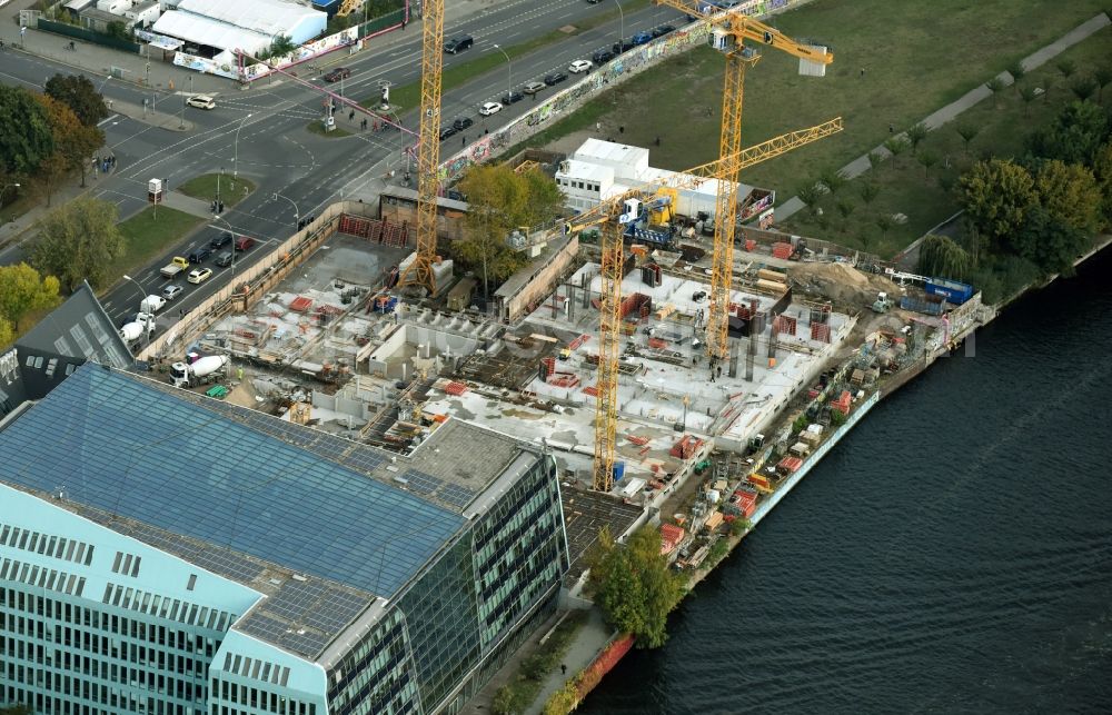 Berlin from the bird's eye view: New construction high-rise construction site the hotel complex der JUWI 3 Immobilien GmbH and Schrobsdorff Bau AG on Stralauer Platz destrict Friedrichshain in Berlin