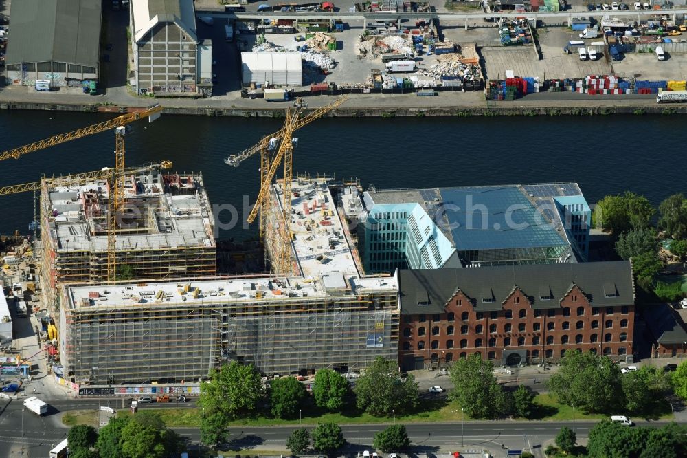 Berlin from the bird's eye view: New construction high-rise construction site the hotel complex der JUWI 3 Immobilien GmbH and Schrobsdorff Bau AG on Stralauer Platz destrict Friedrichshain in Berlin